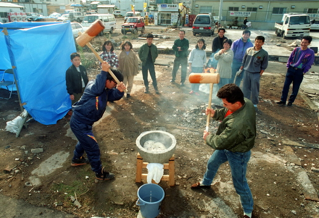 １９９５・１２・３０　更地に力強くきねをつく音が響いた＝神戸市長田区御蔵通