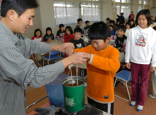 ２００４・１１・２６　子どもたちとろうそくを作る赤松さん＝明石市立松が丘小学校