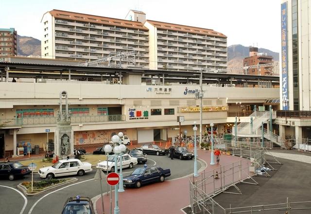 震災で倒壊し、不眠不休の作業で復旧したＪＲ六甲道駅（神戸市灘区深田町４）と全線復旧を記念したモニュメント（同駅南口） 
