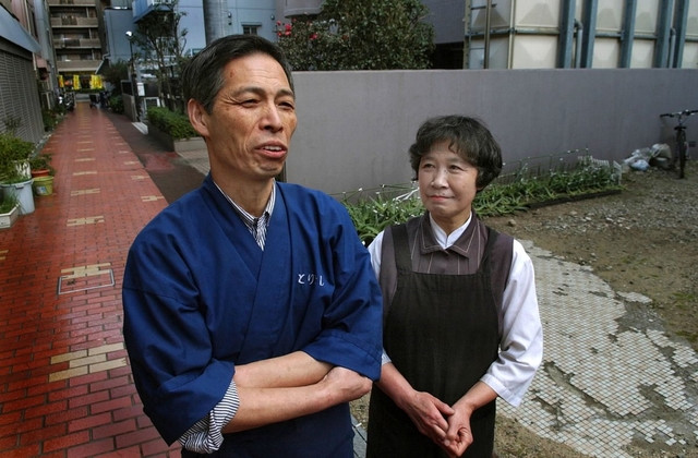 「一軒一軒の間口が広く、買い物しやすい市場やった」。甲南市場を思い起こす来馬延好さんと千里さん＝神戸市東灘区甲南町３