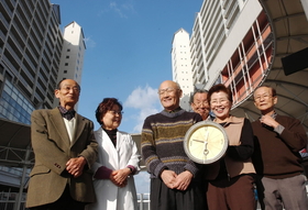 ２００４・１１・２２　「アクタ西宮」で頑張る＝西宮市北口町