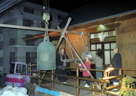 １９９５・１２・３１　本堂脇に鐘をつり上げた＝神戸市灘区岩屋中町４、龍泉寺
