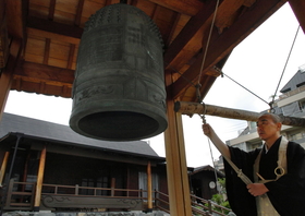 ２００４・１１・１９　再建された鐘楼で鐘をつく関住職＝神戸市灘区岩屋中町４、龍泉寺