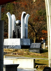 地下にはタイムカプセルが眠る。来年１月、開封される＝宝塚市小林、砂防公園ゆずり葉緑地