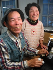 ケミカル素材を加工する。二人の仕事は神戸時代と変わらない＝和歌山県中辺路町