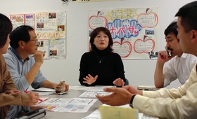 多言語の防災マニュアル作りに取り組む山内さん（中央）。いつしか仲間も増えた＝神奈川県平塚市