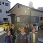 ２００４・１２・１　兄弟、友人に囲まれる文夫さん（中央）＝神戸市長田区御蔵通