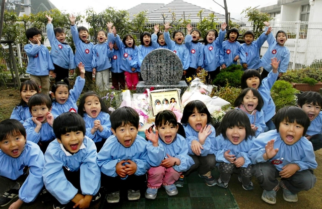 「みんな一緒だよ」－。碑を囲む園児たち＝芦屋市川西町、精道幼稚園