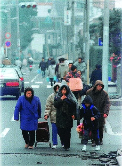 北へ。行く当てもなく住民の避難が始まった＝１９９５年１月１８日午前１０時半、神戸市東灘区御影町郡家