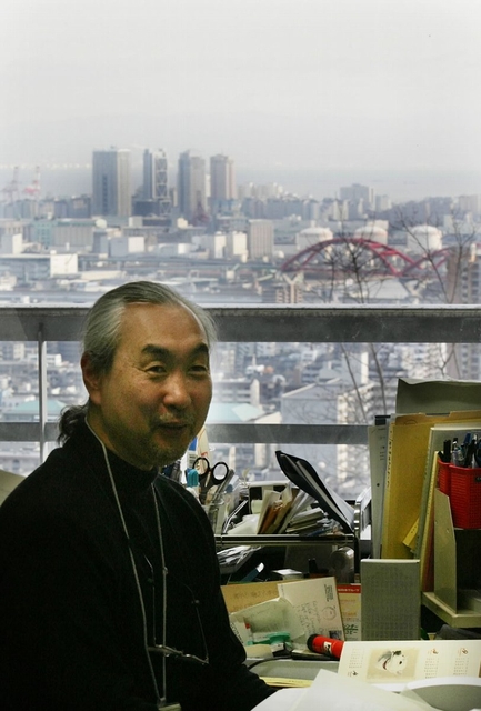 大西さんの研究室からＬＰＧのタンクが見える＝神大工学部（撮影・三津山朋彦） 