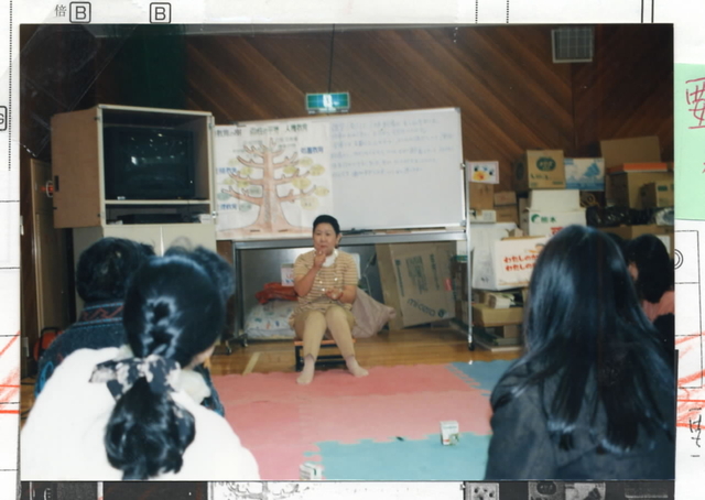 避難所となった体育館で命や性について女性たちと語り合う北沢さん（１９９５年４月） 