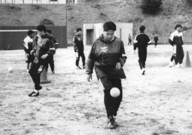 チームの練習場所を岡山に求めたヴィッセル神戸の選手たち＝１９９５年２月１３日、倉敷市の川崎製鉄広江グラウンド 