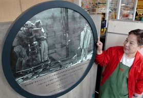 菅原市場の有志が再建したスーパーの前。寅さんは人々の胸に生き続ける＝神戸市長田区菅原通４