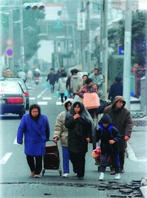 北へ。行く当てもなく住民の避難が始まった＝１９９５年１月１８日午前１０時半、神戸市東灘区御影町郡家