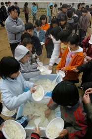 炊き出し訓練。１０年前は食料が乏しい中、避難勧告が出た＝１月１５日、神戸市東灘区、魚崎小学校（撮影・中西大二）