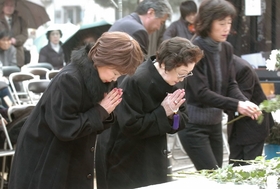 地元での慰霊祭に参列した妹尾智恵子さん（左）。いまも毎朝、義父の写真に語りかける＝１７日、神戸市東灘区田中町（撮影・三浦拓也）
