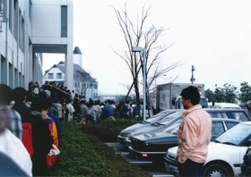避難勧告の最中に届いたおにぎりに、長い列ができた＝１９９５年１月１８日、神戸・六甲アイランド（金子栄男さん提供）