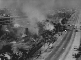 ＬＰＧ爆発のすさまじさを住民は記憶していた（矢印は横転したタンクローリー）＝１９６５年１０月２６日、西宮市川西町