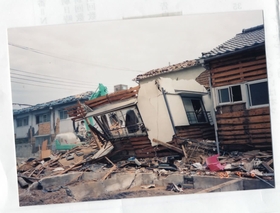 取り壊される文化住宅。「まつぼっくりの園」があった１階部分は押しつぶされていた（１９９５年４月） 