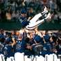 パ・リーグ優勝を決め、胴上げされるオリックス・ブルーウェーブの仰木彬監督＝１９９５年９月１９日、西武球場