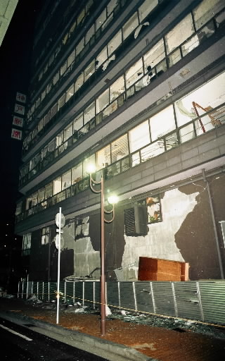 全壊した神戸新聞会館＝１９９５年１月２２日、神戸市中央区雲井通７