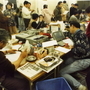 新聞会館が倒壊したために置かれた臨時編集局＝１９９５年１月２３日