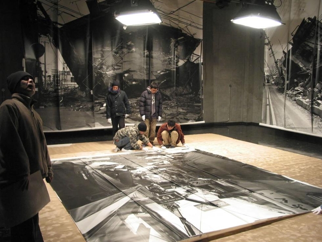 神戸で初めて展示された、宮本隆司の巨大な震災写真。イメージの上に、震災後の時間が重ね書きされている＝神戸市西区、神戸芸術工科大