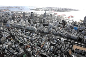 神戸の中心部（２００４年１１月）。被災地の記憶を開き、どのように他者へと広げていくのか