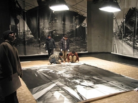 神戸で初めて展示された、宮本隆司の巨大な震災写真。イメージの上に、震災後の時間が重ね書きされている＝神戸市西区、神戸芸術工科大