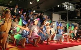 元気いっぱいにミュージカルを演じる地元の子どもら＝神戸市灘区桜口町４