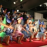 元気いっぱいにミュージカルを演じる地元の子どもら＝神戸市灘区桜口町４