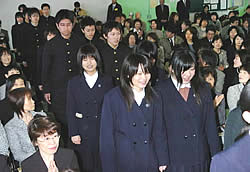 社会で活躍する「防災人」を目指し、環境防災科を巣立つ一期生ら＝２８日午前、兵庫県立舞子高校