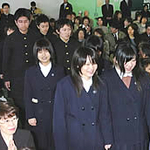 社会で活躍する「防災人」を目指し、環境防災科を巣立つ一期生ら＝２８日午前、兵庫県立舞子高校