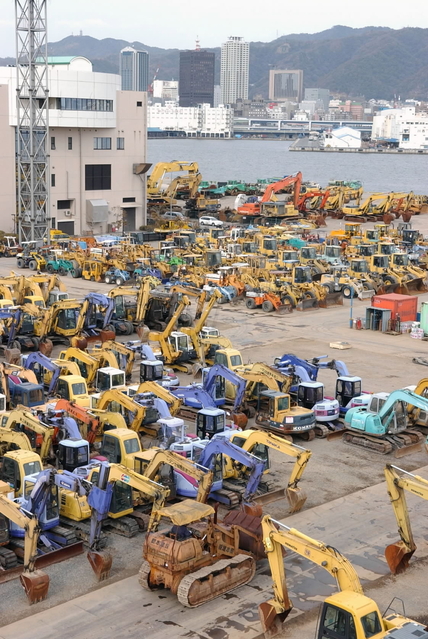 ずらりと並んだ中古建設機械。その数、約１４００台。大半が輸出される＝神戸市中央区港島４、コマツクイック神戸センター 

