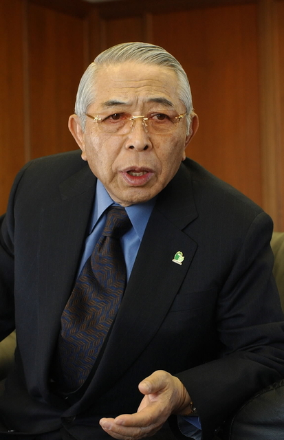  インタビューに答える上組会長の尾崎睦氏＝神戸市中央区浜辺通 
