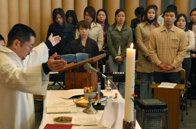 ベトナム語でのミサ。震災時、鷹取教会のベトナム人信徒は約２２０人いた＝神戸市長田区海運町３