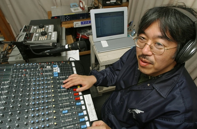 多言語の放送を続ける日比野さん。ＦＭわぃわぃはインターネットでも聞ける＝神戸市長田区海運町３