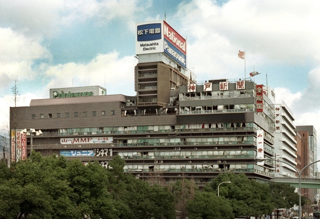 阪神・淡路大震災で全壊した旧神戸新聞会館（１９９５年１月）
