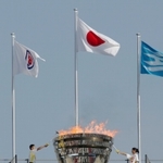 炬火　多くのランナーがつないだ火を和田大河（左）、竹内彩華両選手が炬火台に点火した＝神戸市須磨区、ユニバー記念競技場