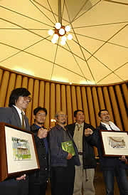 解体前のペーパードーム。市民有志の実行委員会が台湾移設に尽力した＝２００５年４月、神戸市長田区海運町３