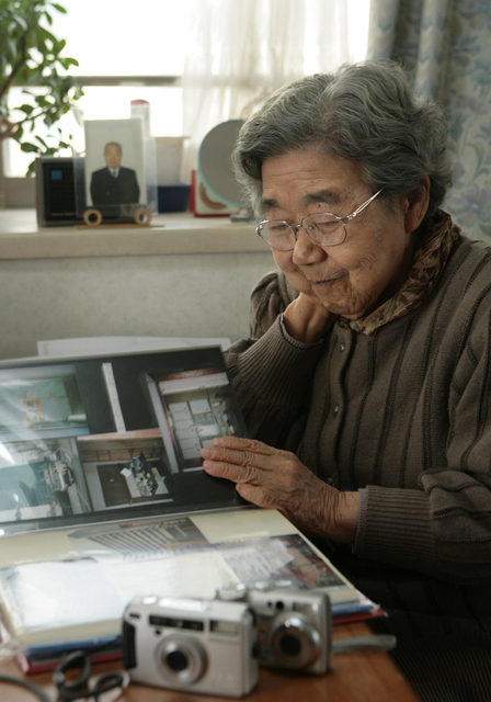 被災したマンション全景、花を供え続けた夫の部屋、解体の様子…。大西さんのアルバムには東山コーポの１２年が映し出されている＝神戸市兵庫区上沢通の自宅

