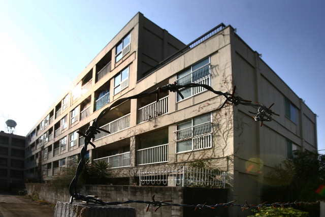 １世帯を残し、住民が転居した「宝塚第三コーポラス」。被災マンションで「最後」の再建計画が進む＝宝塚市高司
