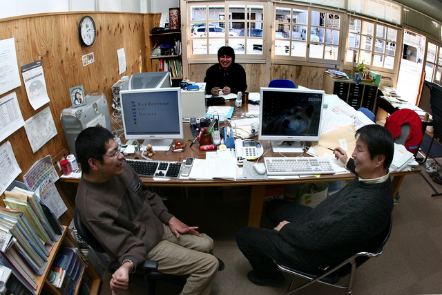 「ネットワークながた」の事務所で語り合う石倉さん（右）と吉良さん（左）。夢は広がる＝神戸市長田区川西通５
