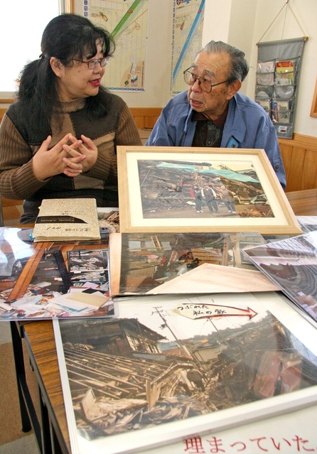 震災を語り継ぐ向井さん父子＝淡路市富島