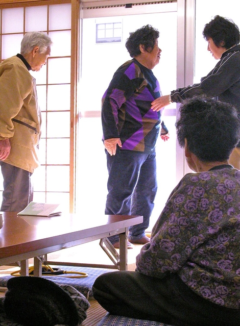 保健師（右奥）のアドバイスで体力を確かめる住民＝淡路市富島、富島団地集会室