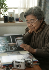 被災したマンション全景、花を供え続けた夫の部屋、解体の様子…。大西さんのアルバムには東山コーポの１２年が映し出されている＝神戸市兵庫区上沢通の自宅
