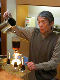 震災後、古里の島で喫茶店を開いた岡本さん。コーヒーは一杯一杯、心を込めて入れる＝広島県尾道市瀬戸田町
