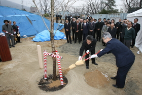 震災から１２年後のマンション再建。住民らが桜を植樹し、工事中の安全を祈った＝神戸市灘区桜ケ丘町
