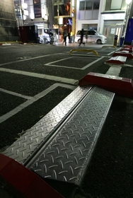ディスコがあったビルの跡地。駐車場のストッパーが鈍色に光る＝神戸市中央区中山手通１（撮影・中西大二） 