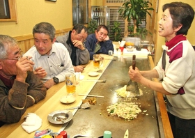 震災から１０年後に建てられた「明石焼　志田」の店内＝淡路市富島 